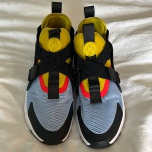 Nike Womens Huarache City sneakers size 7.5!!